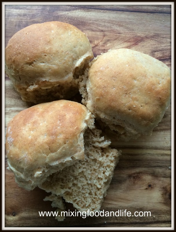 Light and Fluffy Spelt&nbsp;Rolls